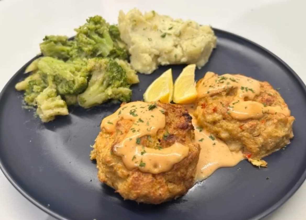 Maryland-style lump crab cake—seafood catering favorite for receptions